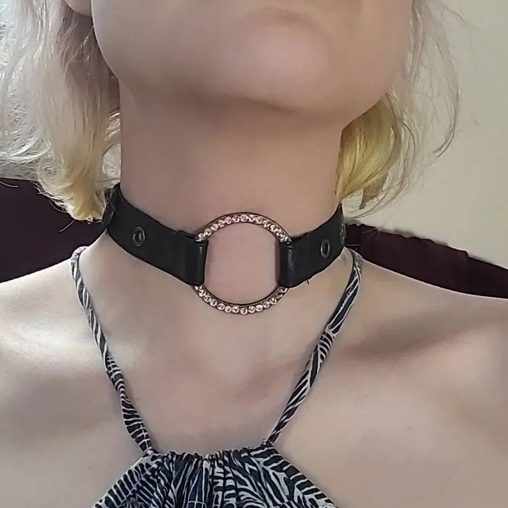 Single loop rhinestone choker